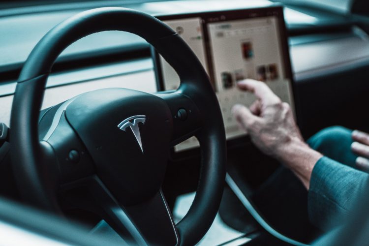 L'autorité de sécurité critique le pilote automatique Tesla